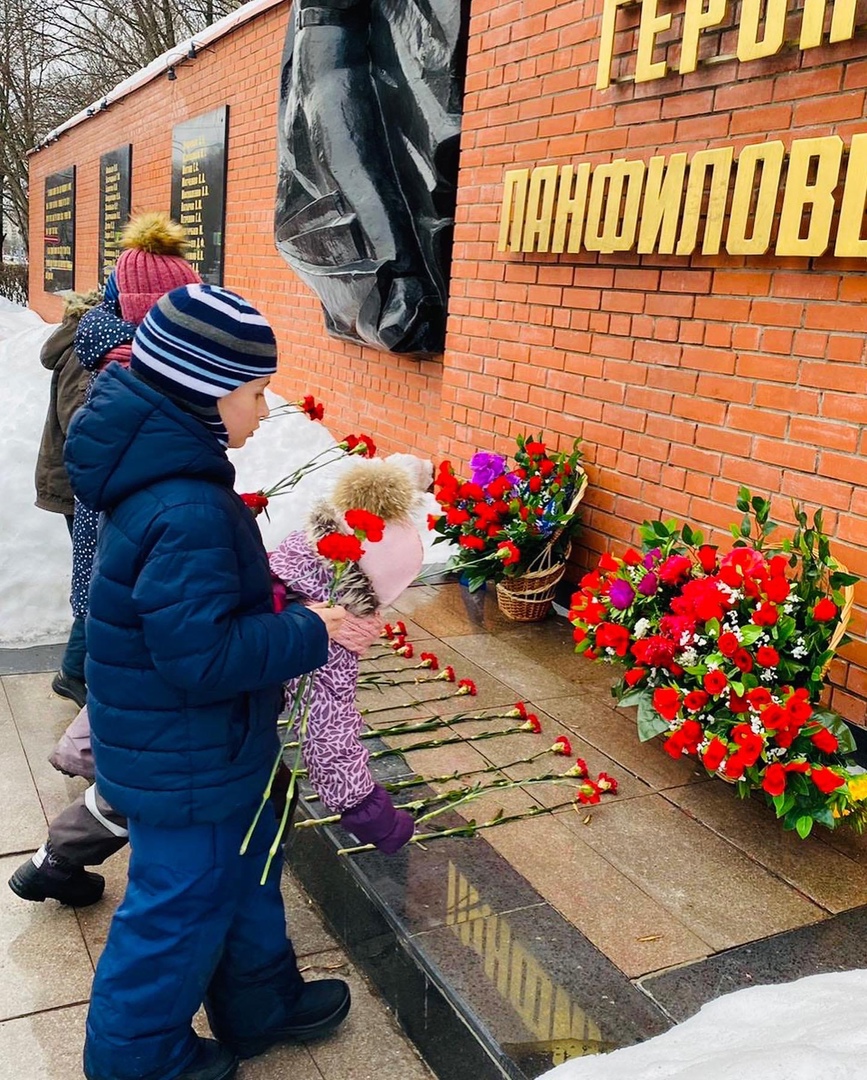 Памяти защитников. Вечная память защитникам Отечества фото. Троицк сбор у памятника воинам 28ноября2022 о чем.